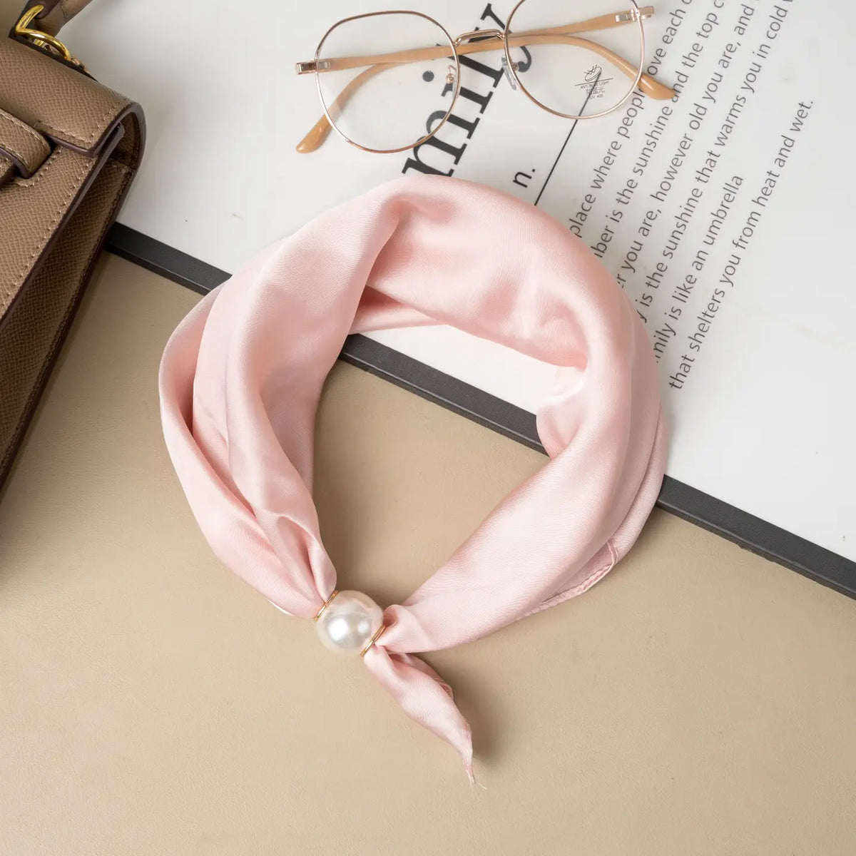 Foulard aimanté rose uni effet satin avec perle