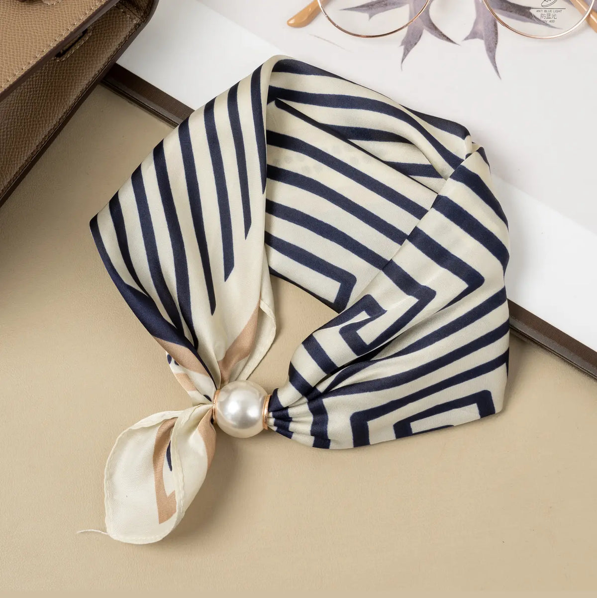 Foulard aimanté à rayures bleu marine et crème avec perle