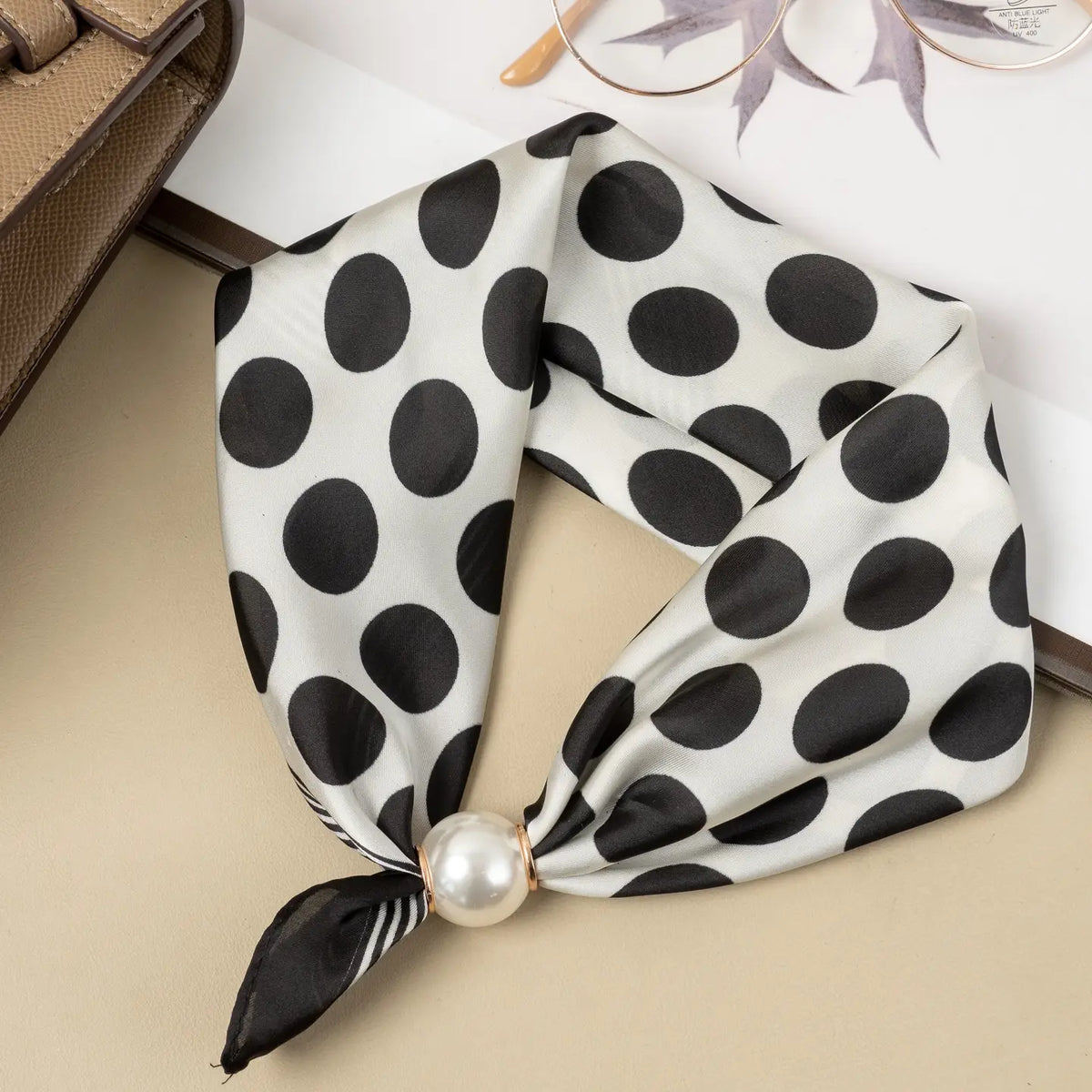 Foulard à pois noirs et blancs avec perle magnétique