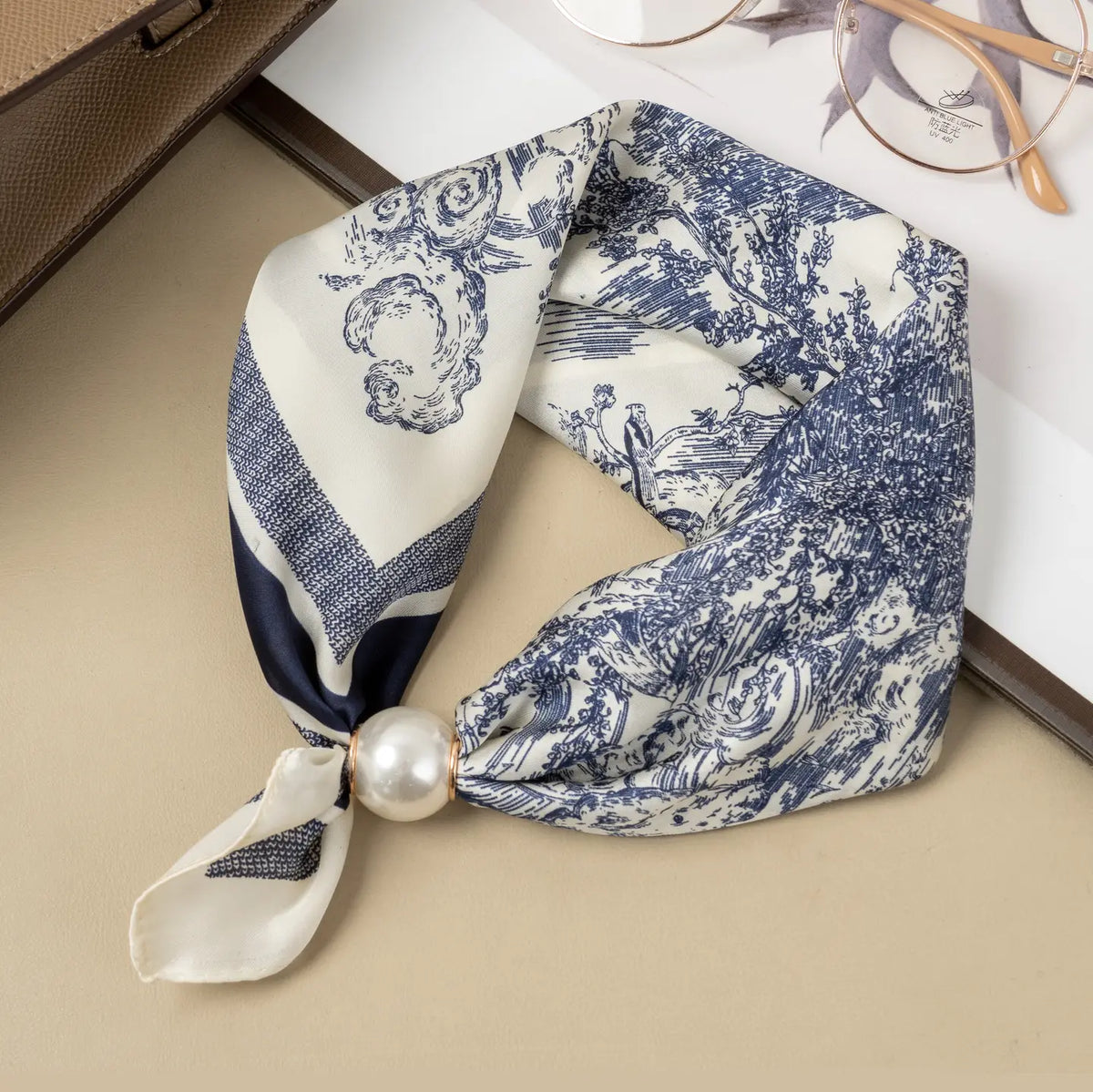 Foulard aimanté motif toile pastorale bleue avec perle