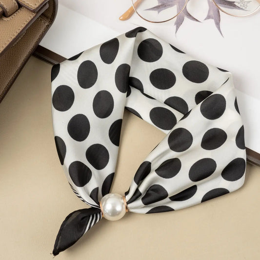 Foulard à pois noirs et blancs avec perle magnétique